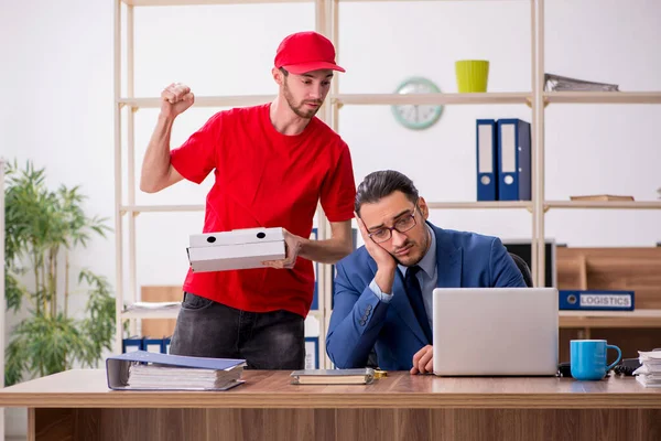 Joven entregando pizza a la oficina — Foto de Stock