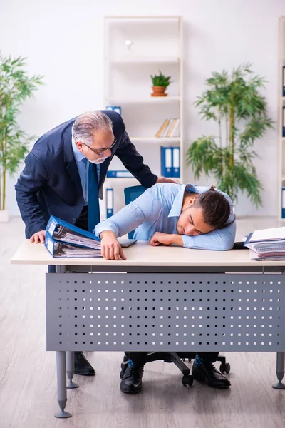 Gamle chefen och hans unga assistent på kontoret — Stockfoto