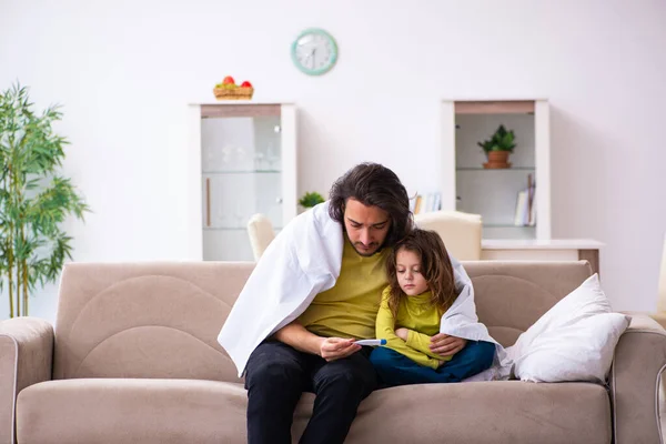 Kleines Mädchen kümmert sich um ihren kranken Vater — Stockfoto