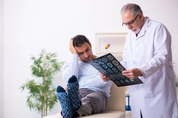 Fiatal beteg ember meglátogatja öreg orvos radiológus — Stock Fotó