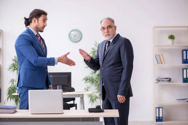 Zwei Mitarbeiter bei Pandemie am Arbeitsplatz — Stockfoto