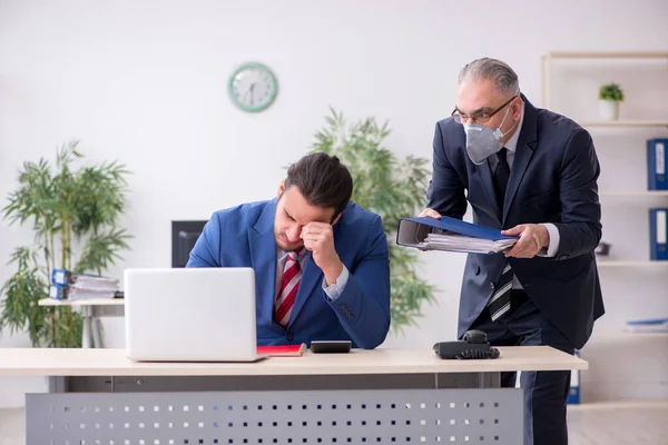 Två anställda på arbetsplatsen under en pandemi — Stockfoto