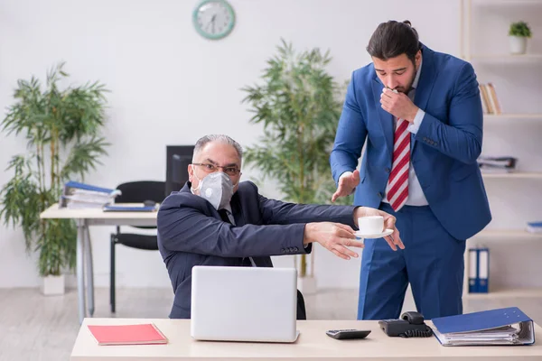 Two employees at workplace during pandemic — Stock Photo, Image