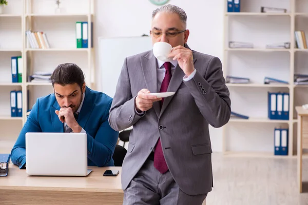 Dos colegas varones que trabajan en la oficina — Foto de Stock