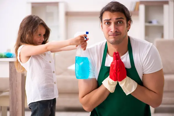 Junger männlicher Bauunternehmer putzt mit seiner kleinen Tochter das Haus — Stockfoto