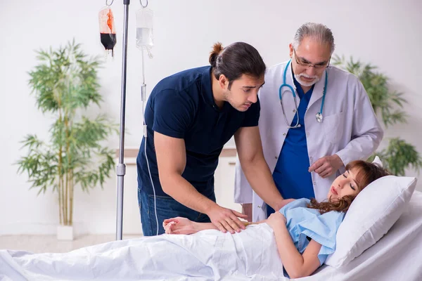 Young husband visiting sick wife in the clinic — Stock Photo, Image