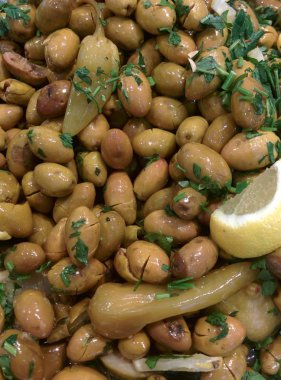 Yeşil zeytin limon biber ile Marine.