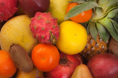 bir sepet içinde taze meyve 