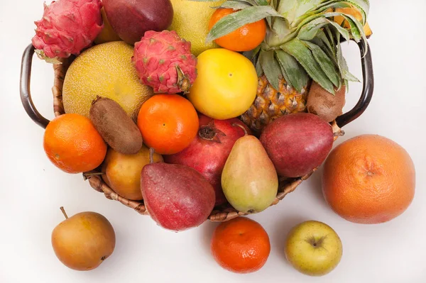 Vers Fruit Een Rieten Mand Witte Achtergrond — Stockfoto