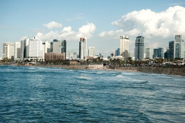 Tel Aviv plaj sahil manzaralı bir Akdeniz ve gökdelenler. İsrail