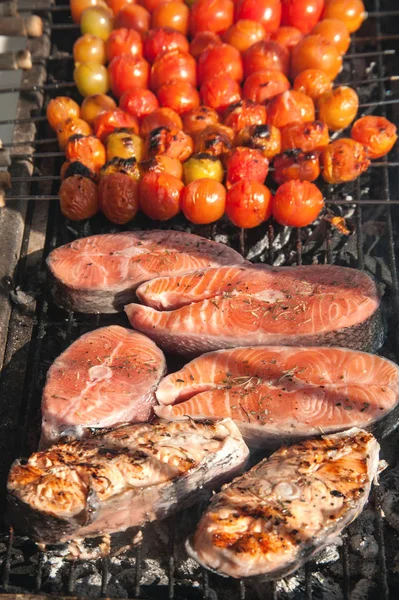 トマトと魚のグリル サーモンの火を調理 — ストック写真