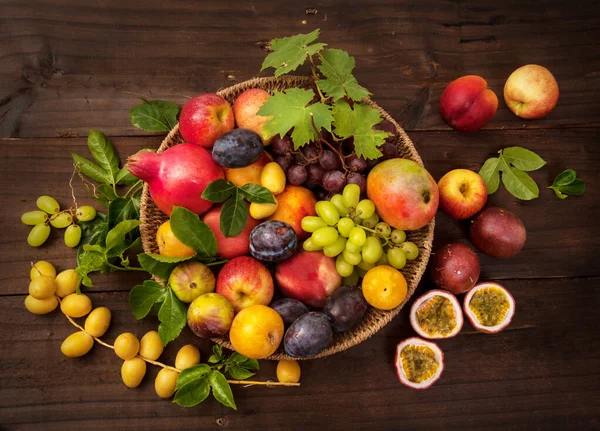 Frutas Frescas Maduras Verão Prato Fundo Madeira — Fotografia de Stock