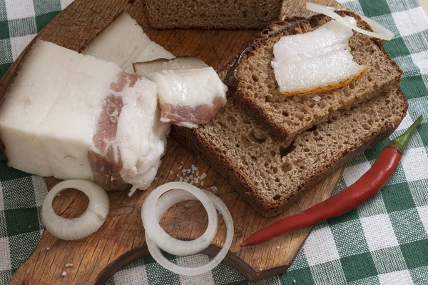 Tuzlu domuz yağı, soğan ve kırmızı biberli sandviç..