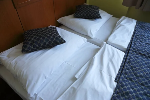 Large Family Bed Hotel Room — Stock Photo, Image