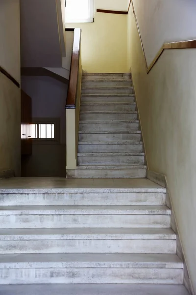Каменная Лестница Между Этажами Здания — стоковое фото