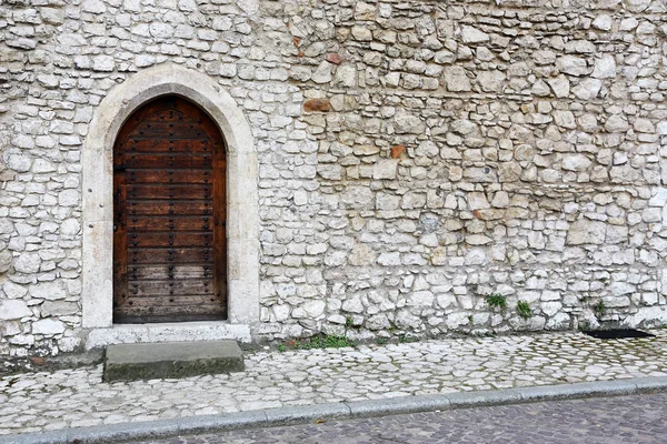 Staré Dveře Kamenné Zdi Domu — Stock fotografie