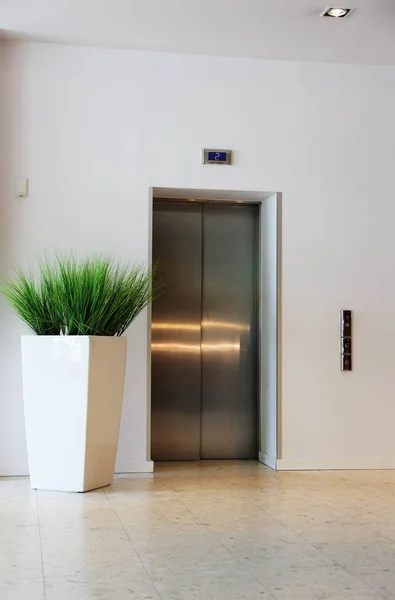 Lift Met Metalen Deur Voor Hotelgasten — Stockfoto