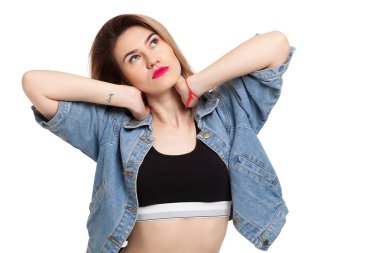 beyaz zemin üzerinde yorgun kız