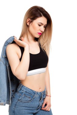 beyaz zemin üzerinde üzgün kız