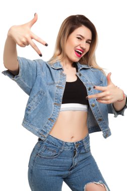 beyaz zemin üzerinde serin kız