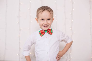 Studio beyaz arka plan üzerinde boy gülümseyerek