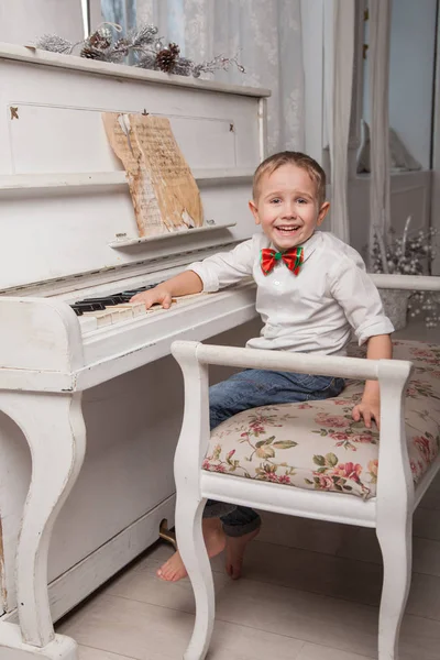 Jongen Goede Stemming Het Spelen Van Piano — Stockfoto