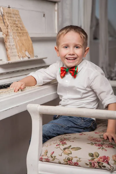 Jongen Goede Stemming Het Spelen Van Piano — Stockfoto