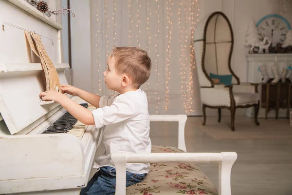 Ragazzo Buon Umore Dopo Aver Suonato Pianoforte — Foto Stock