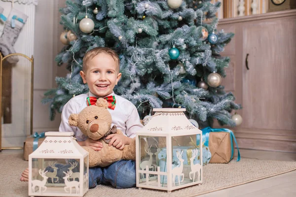 Χαρούμενη Αγόρι Αγαπημένο Του Παιχνίδι Κάθεται Κάτω Από Χριστουγεννιάτικο Δέντρο — Φωτογραφία Αρχείου