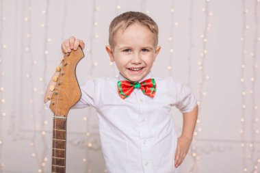 Neşeli çocuk odasında onun en sevdiği gitar ile