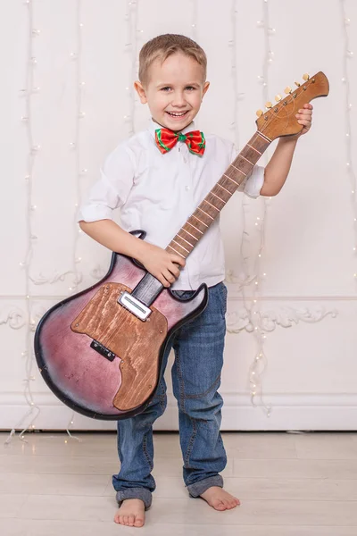 Menino Alegre Seu Quarto Com Sua Guitarra Favorita — Fotografia de Stock