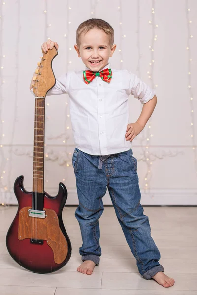 彼のお気に入りのギターの彼の部屋で陽気な少年 — ストック写真