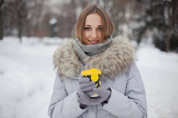 Mulher Segurando Bebida Quente Parque Neve — Fotografia de Stock