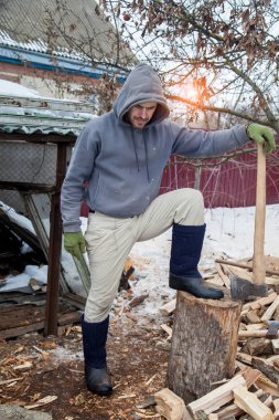 Bir oduncu bir evde soba için odun için soğuk sezon pirzola.