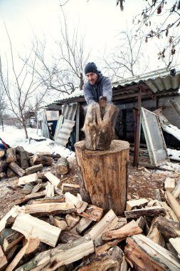 Bir oduncu bir evde soba için odun için soğuk sezon pirzola.