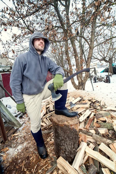 木こりは 寒い季節の家のストーブのための木をチョップします — ストック写真