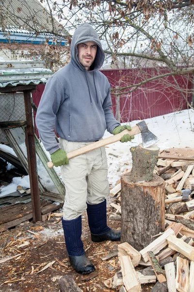 木こりは 寒い季節の家のストーブのための木をチョップします — ストック写真