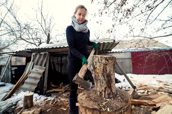 Woman Chopping Cleaving Doing Woodwork Woodcutter Lumberjack — Stock Photo, Image