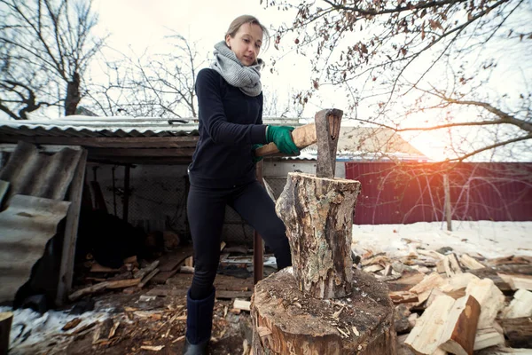 Frau Hackt Spalten Bei Holzarbeiten Außerhalb Holzfäller Holzfäller — Stockfoto