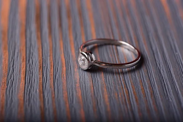 Nişan Yüzüğü Ahşap Arka Plan Üzerinde Closeup — Stok fotoğraf