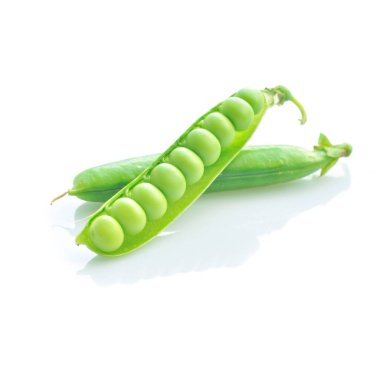 Beyaz arka plan üzerinde izole parlak yeşil ham bezelye