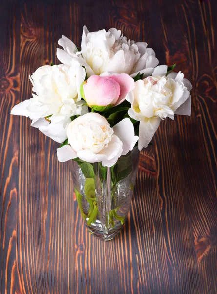 Bouquet Peonie Rosa Pallido Bianche Vaso Vetro Fondo Legno — Foto Stock