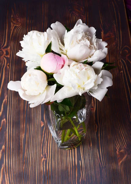 Bouquet Pale Pink White Peonies Glass Vase Wooden Background — Free Stock Photo