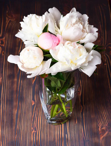 Bouquet Peonie Rosa Pallido Bianche Vaso Vetro Fondo Legno — Foto Stock