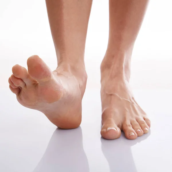 Oříznutý Pohled Ženské Unavené Nohy Růžová Hrubá Kůže — Stock fotografie