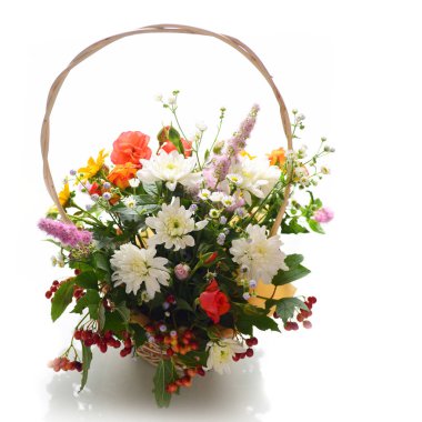 Hasır sepet beyaz arka plan üzerinde izole renkli çiçek çeşitleri