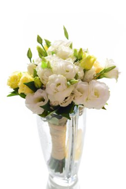 Beyaz ve sarı eustoma buket cam vazoda beyaz arka plan üzerinde izole