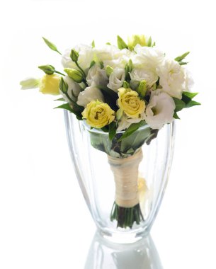 Beyaz ve sarı eustoma buket cam vazoda beyaz arka plan üzerinde izole