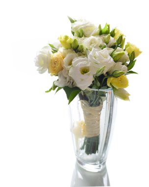 Beyaz ve sarı eustoma buket cam vazoda beyaz arka plan üzerinde izole