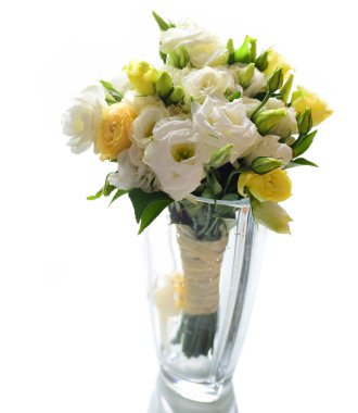 Beyaz arka plan üzerinde izole cam vazoda beyaz ve sarı eustoma çiçek çiçek kompozisyon